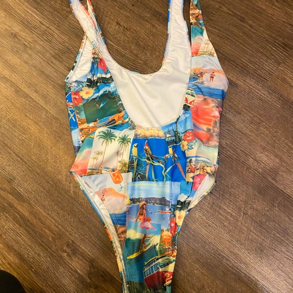 Delias one piece - Picture 2 of 2